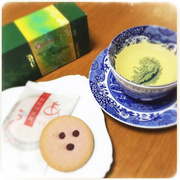 [Kuroneko no Instagram] 29/02/2016 Começa Março a partir de amanhã, vamos trabalhar duro! ☘ rapidamente será primavera 😊🌷 Fazendo uma pausa com gratidão, temos feijão vermelho, deliciosos doces de Taiwan e também chá perfumado🍵🍪💕 