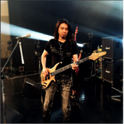 [Kuroneko no Instagram] 15/08/2015 Hoje performance em Osaka, farei o meu melhor! Obrigado a todos! Irmão também tem o espírito de luta na sua camiseta Priest 👍🔥🔥🔥 Estamos em Osaka! ️ Tão feliz por hoje à noite! ️🔥🔥🔥