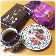 [Kuroneko no Instagram] 12/05/2016 Lanche de hoje 😊 Bolo castanho de açúcar aromatizado que são populares em Kumamoto 👍☕️