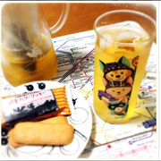 [Kuroneko no instagram] 15/05/2015 Está ficando quente no Japão! ☀ Me refresco com um copo de chá gelado.