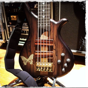 [Kuroneko no Instagram] 12/01/2015 Matatabi tem um novo baixo! Tão lindo! #onmyouza #bass