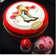 [Kuroneko no Instagram] 05/01/2015 Eu comprei este chocolate por causa da linda lata♥ ️ (sem mencionar que é tão delicioso!) Como foi seu dia hoje? Tenha uma boa noite de sono 🌙