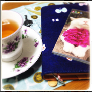 [KURONEKO no Instagram] 03/03/2015  Eu me sinto calma sempre que escrevo no diário enquanto bebo chá à noite. #teacup #aynsley