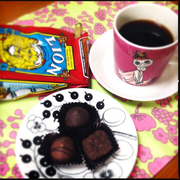 [Kuroneko no Instagram] 11/01/2015 Tenho um dia de folga hoje. Tem café e chocolates, a combinação perfeita!