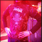 [KURONEKO no Instagram] 17/02/2015 Matatabi usado sua blusa do Judas Priest. Vejo vocês de noite! #onmyouza