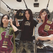 [Kuroneko no Instagram] 08/12/2016 As guitarras do Onmyo-za, ー Os três Mosqueteiros‼️🎸🎸🎸 Os três guitarristas 🎸🎸🎸 Um por todos, Todos por um!😊
