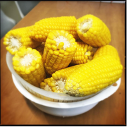 [Kuroneko no instagram] 19/07/2015 Hoje é a apresentação em Sapporo 🍀 Tendo delicioso milho cozido! O milho é especialidade local de Hokkaido👍 PENNY LANE 24, muito obrigada 💕
