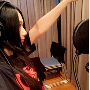 [Kuroneko no Instagram] 10/07/2016 Gravações vocais para o novo álbum já começaram! ️ 🎤️ estou vestindo uma camiseta do DIO porque hoje é seu aniversário 🤘🔥