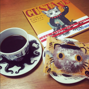 [Kuroneko no Instagram] 09/10/2016 Acabei comprando um um donut bonito de gato preto em uma loja de conveniência 🐾 # Um lanche durante a leitura de um novo livro de imagens Higuchiyuuko😊☕️ 