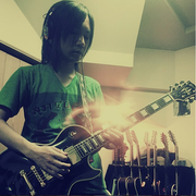 [Kuroneko no Instagram] 28/07/2016 Gravação do solo! ️ mas por favor, divirtam-se com o chamejamento da alma no solo de guitarra 🔥🔥🔥🎸👍 Terminamos de gravar todas as faixas de guitarra para o nosso novo álbum! ️🎸🎶