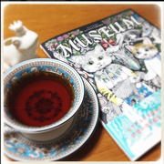 [KURONEKO no Instagram] 08/03/2015  Estou bebendo uma xícara de chá, e lendo um livro com bela imagem.. Espero que você tenha uma boa noite! #higuchiyuko #teatime #teacup #wedgwood