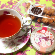 [KURONEKO no Instagram] 06/04/2015  Tendo um agradável chá com sabor de flor de cerejeira. Boa noite a todos, tenha um sonho doce e eu espero que você tenha um bom dia amanhã!