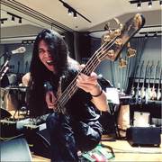 [Kuroneko no Instagram] 04/12/2016 Matatabi ・ Harisu‼ ️Aniue esta usando uma blusa do IRON MAIDEN e tocando algumas músicas😆🤘🔥 Matatabi está tocando músicas dos IRON MAIDEN! ️😆🤘🔥