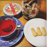 [Kuroneko no Instagram] 07/10/2015 Tendo bom chá de hibisco e biscoitos Moomin 👍💕 Nosso novo programa de rádio vai começar hoje à noite Para obter mais informações, consulte a URL www.tfm.co.jp/kuroneko/