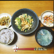 [Kuroneko no Instagram] 28/05/2016 Fiz Goya Chanpuru (melão amargo frito com tofu, carne de porco e ovo), que é comida tipica de Okinawa 😊👍🍴