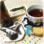Kuroneko no Instagram] 22/02/2016 Hoje foi o dia do gato, hora do chá.🐱🐈🐾 ‪#‎NekomanmaRADIO‬ Tipo de colher para chá em forma de guitarra que recebemos da equipe é muito bonita 😆💖 A hora do chá para a amante de gato 🐱🐈🐾💖🍵☕