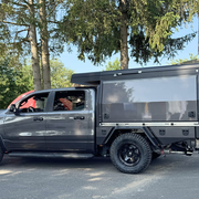 Dodge RAM mit PEPEC Ladefläche und absetzbarem Flatbed Camper ideal für Familien-Camping, Overlanding und Outdoor Abenteuer