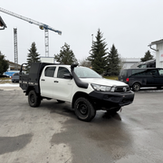 Toyota Hilux Pickup Ladeflächenumbau mit Basic Box und zusätzlichem geschütztem Stauraum für vielseitige Transportaufgaben