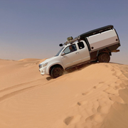 Toyota Hilux Pickup mit Festaufbau, Dachzelt und Camping-Zubehör, Ladeflächenumbau für Wüsteneinsätze