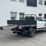 Pickup Ladeflächenumbau auf Toyota Hilux für gewerblichen Einsatz, mit großem Heckauszug und seitlichen Stauboxen