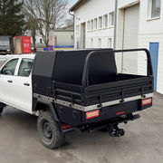Ladefläche mit Basic Box und Heckbügel auf einem Toyota Hilux Doppelkabiner-Pickup