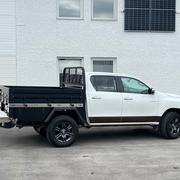 Toyota Hilux Pickup mit Flatbed-Umbau, konzipiert für unterschiedliche Einsatzmöglichkeiten von Gewerbe bis Freizeit