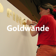 Schablonierung mit Gold an Wand