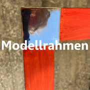 Rahmen mit Quader silber glänzend auf roter Leiste