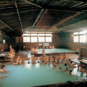 東津軽エリア / 酸ヶ湯： 青森市八甲田にある、三百年も昔から開かれていた温泉宿。 総ヒバ造りの大浴場「ヒバ千人風呂」は初めて見る者を驚かせます。１６０畳もの浴室には、熱の湯、冷の湯、四分六分の湯、湯滝など５つの浴槽があります。