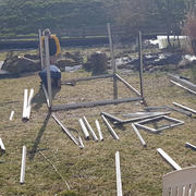 Das Gewächshaus, welches vom Sturm zerstört wurde, wird nun Dank Hilfe in stundenlanger Arbeit, aufgeteilt auf mehrere Tage, repariert