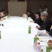 控室でのスタッフ会議