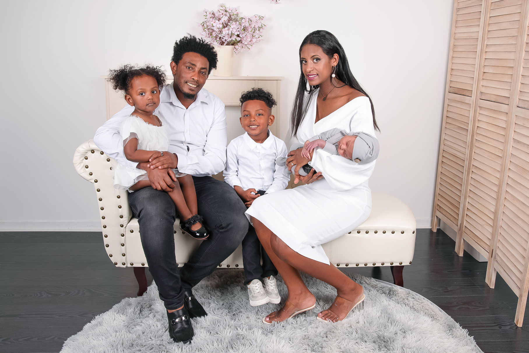 familie poseert met newborn