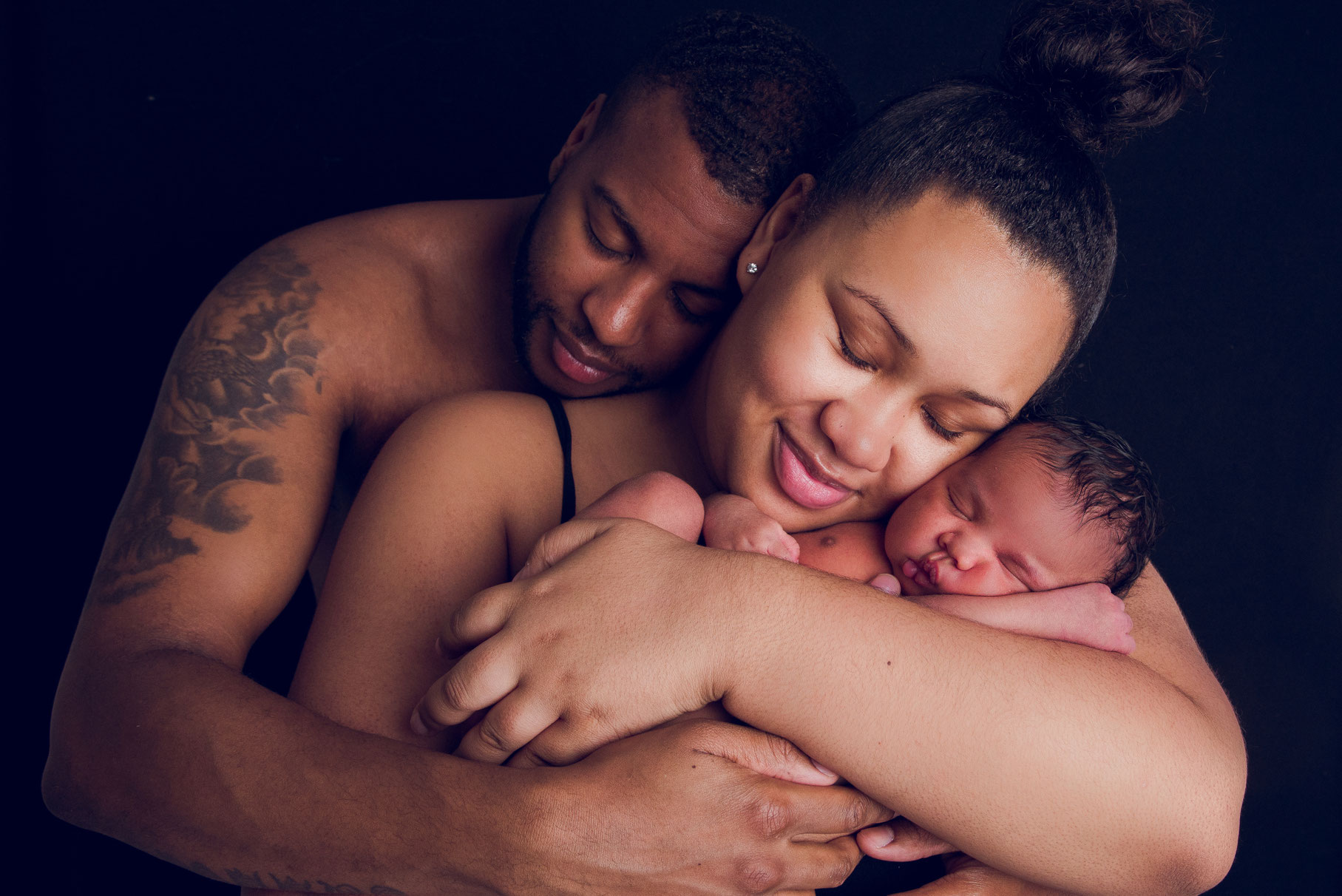 Ouders houden newborn vast