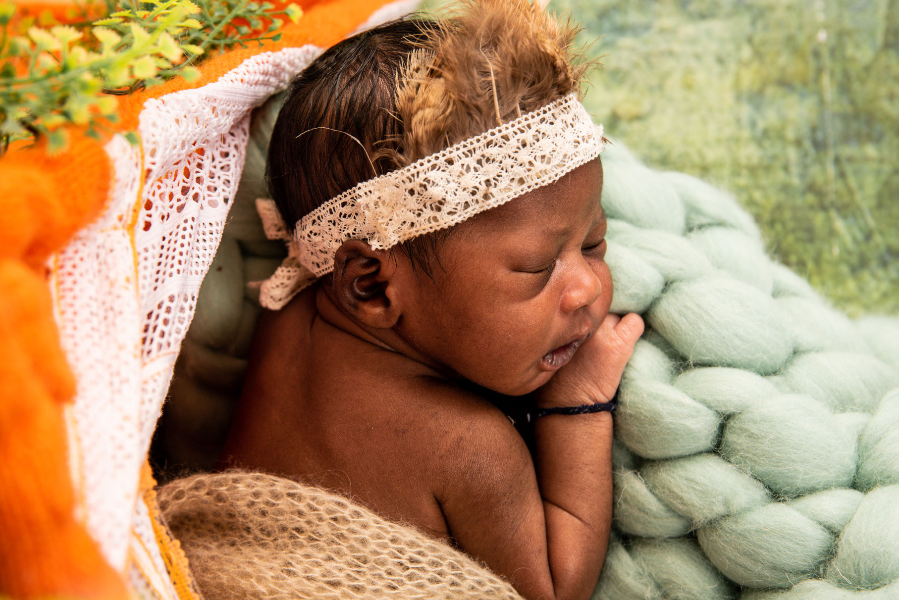 Baby slaapt en poseert