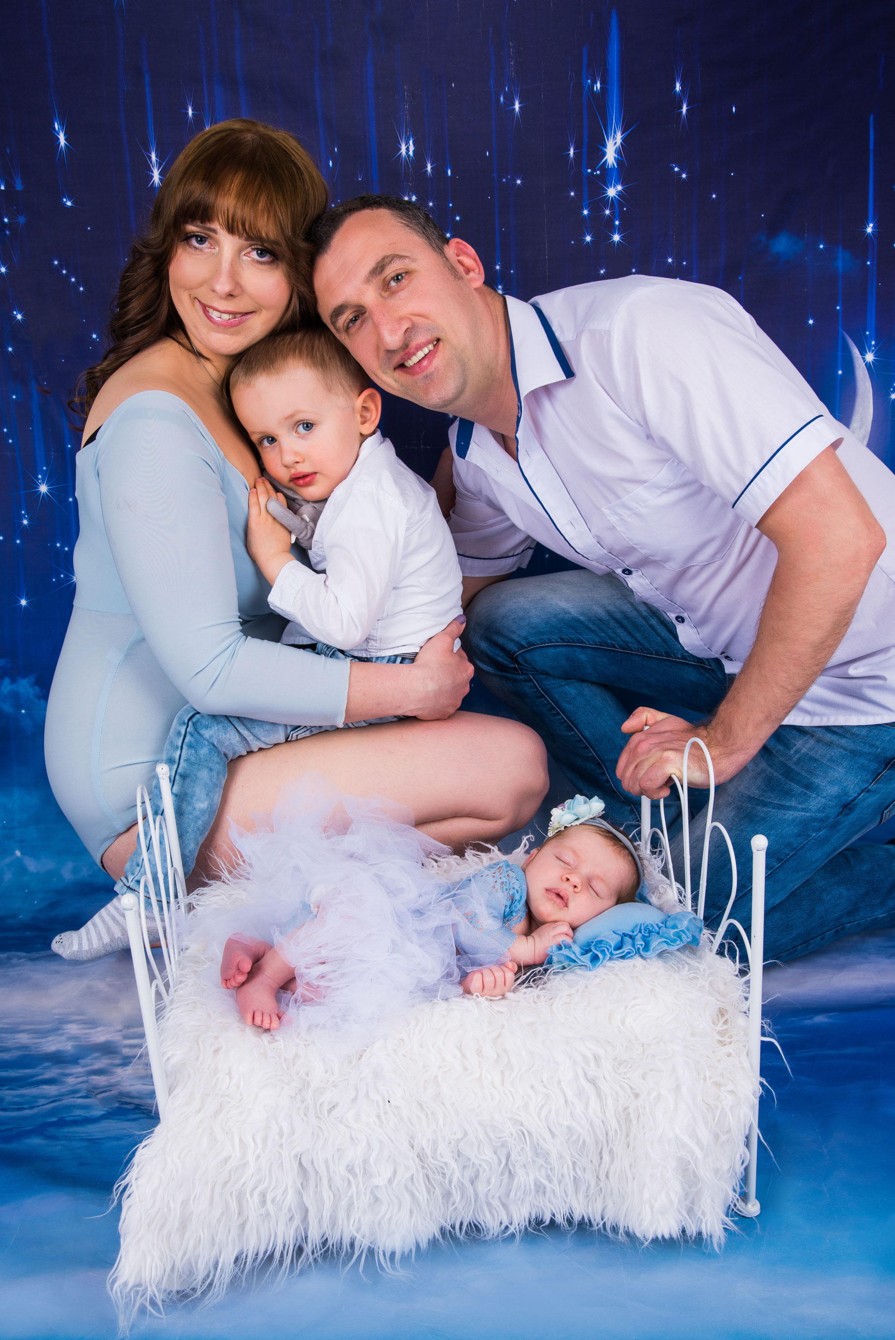 newborn meisje met ouders en broer