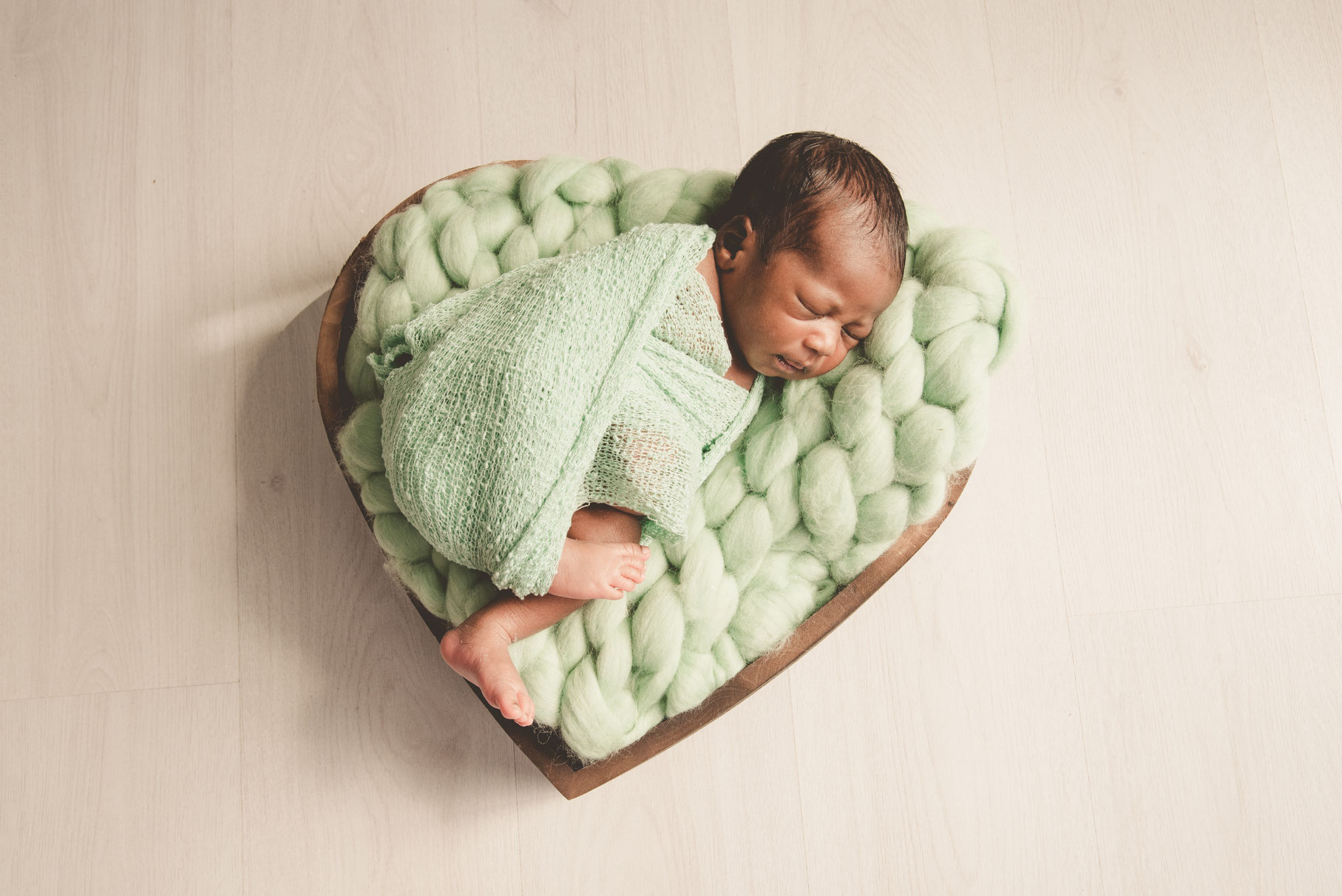 newbornshoot met baby gewikkeld
