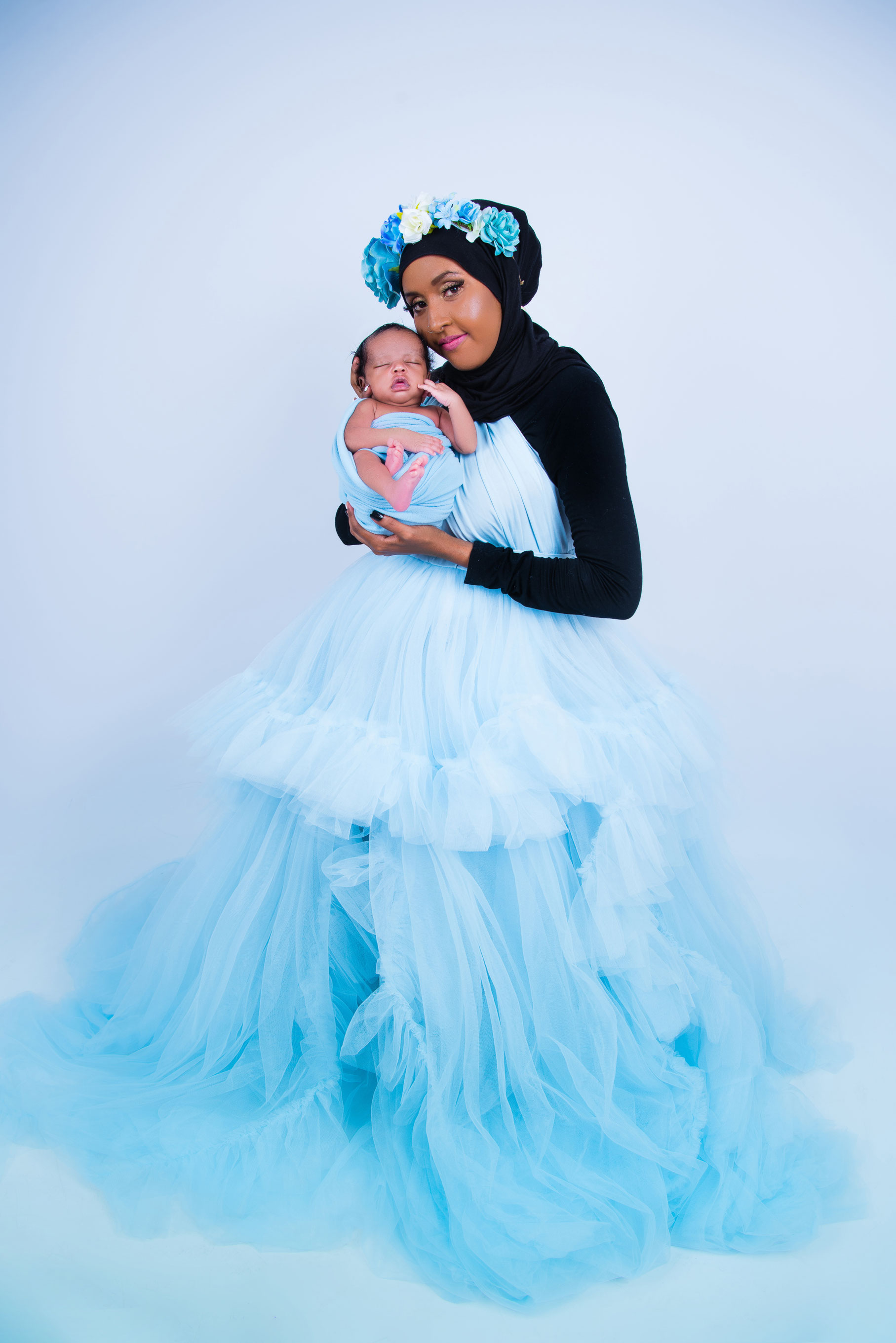 newbornshoot met moeder in blauw