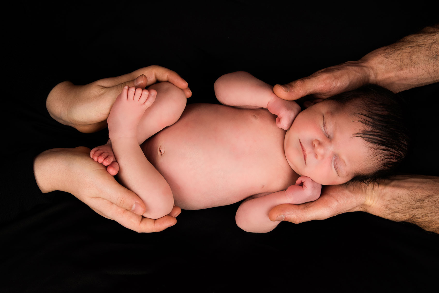 newborn houdt teddybeer vast