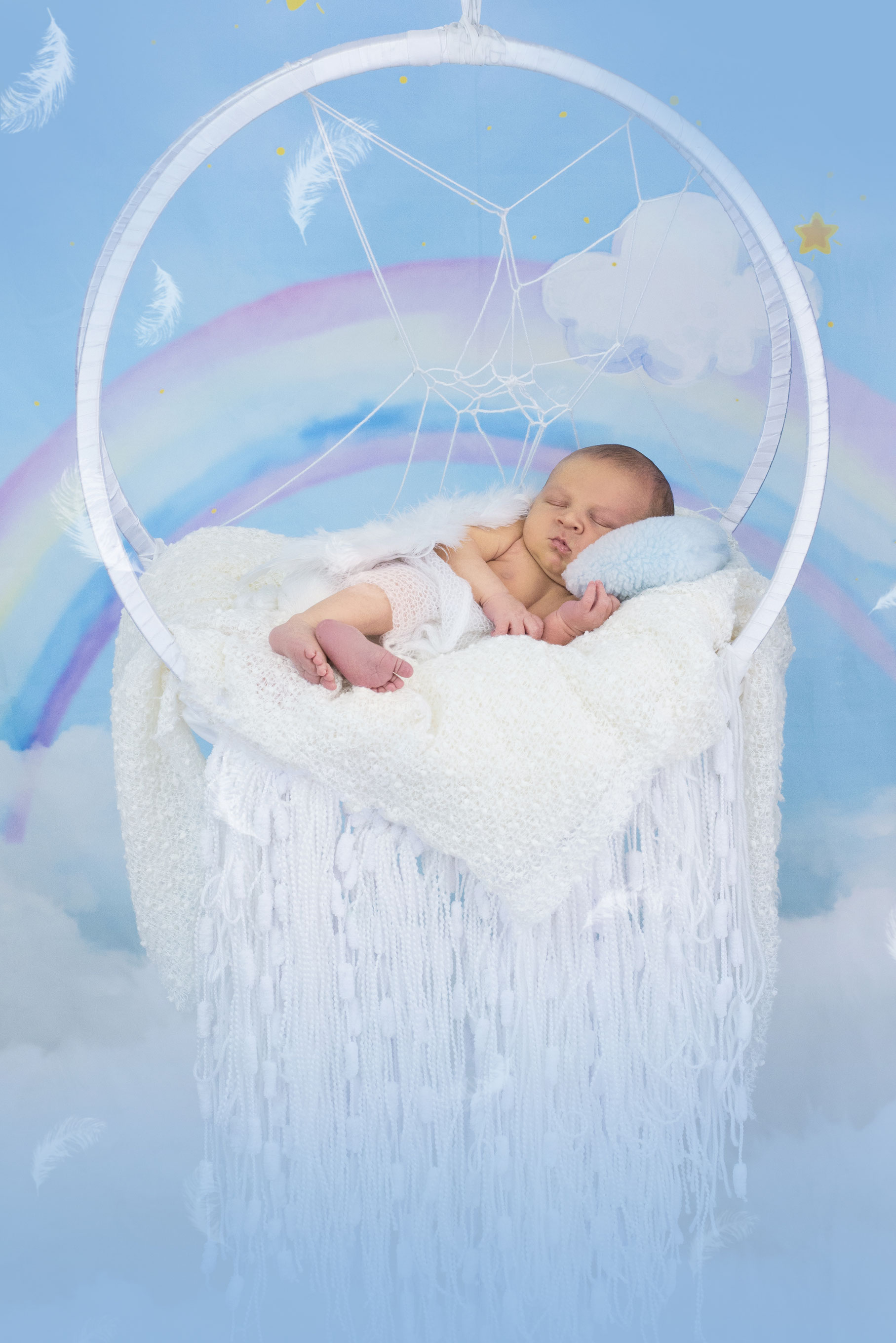 newborn slaapt in cirkel