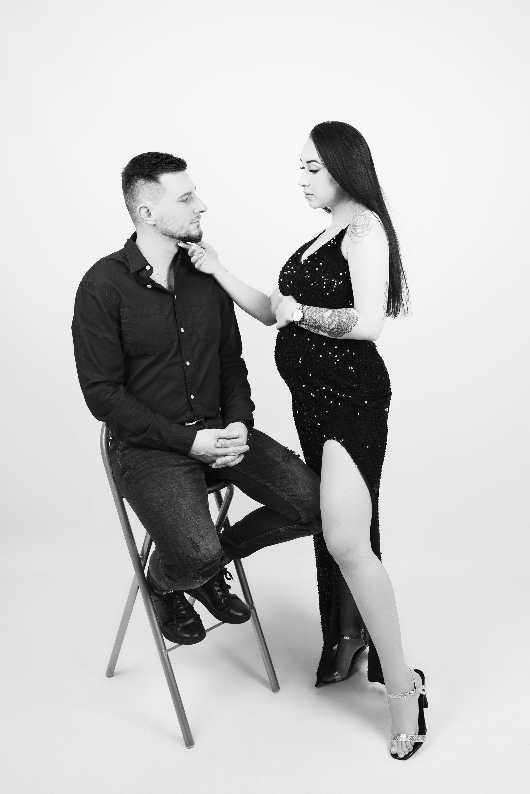Elegancka kobieta w ciąży na czarnym tle – sesja w Holandii