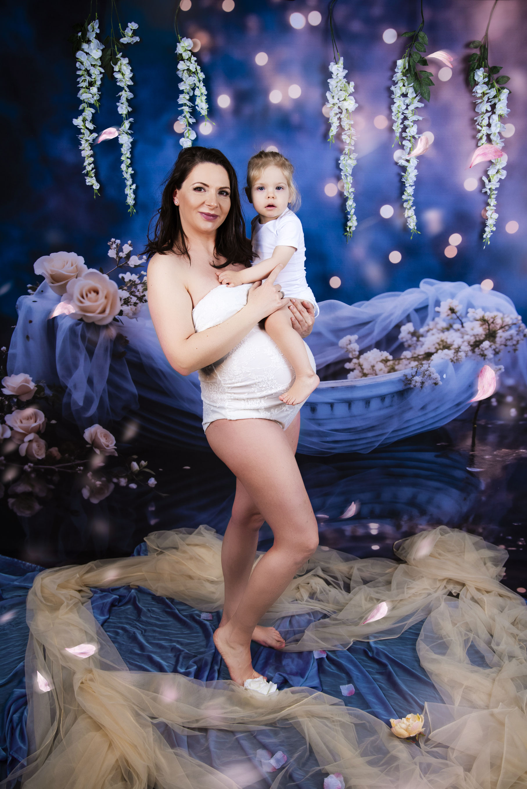 Subtelny portret kobiety w ciąży w artystycznym klimacie