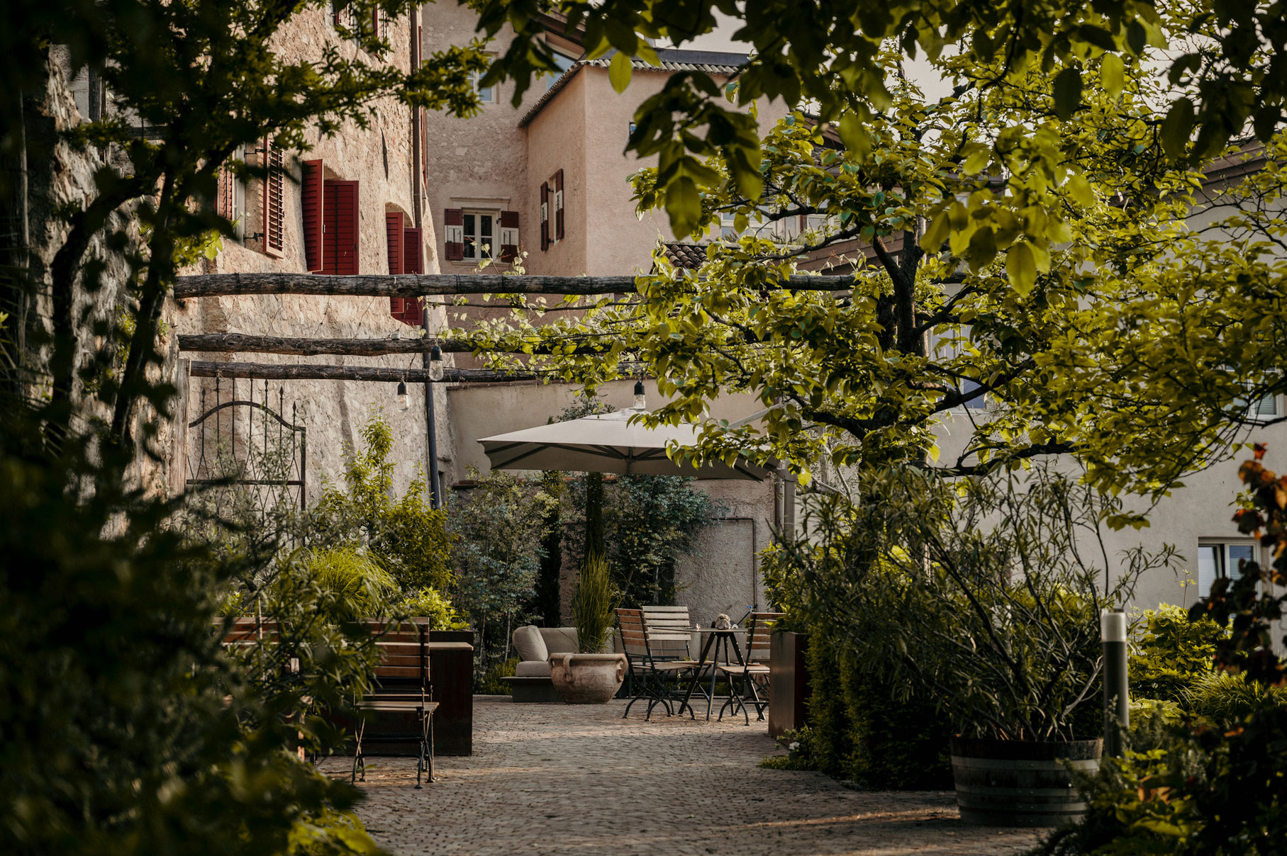 ANSITZ ROMANI - Tramin an der Weinstraße • Boutiquehotel mit Haubenrestaurant in Südtirol • Member of Mountain Hideaways ©Marika Unterladstätter