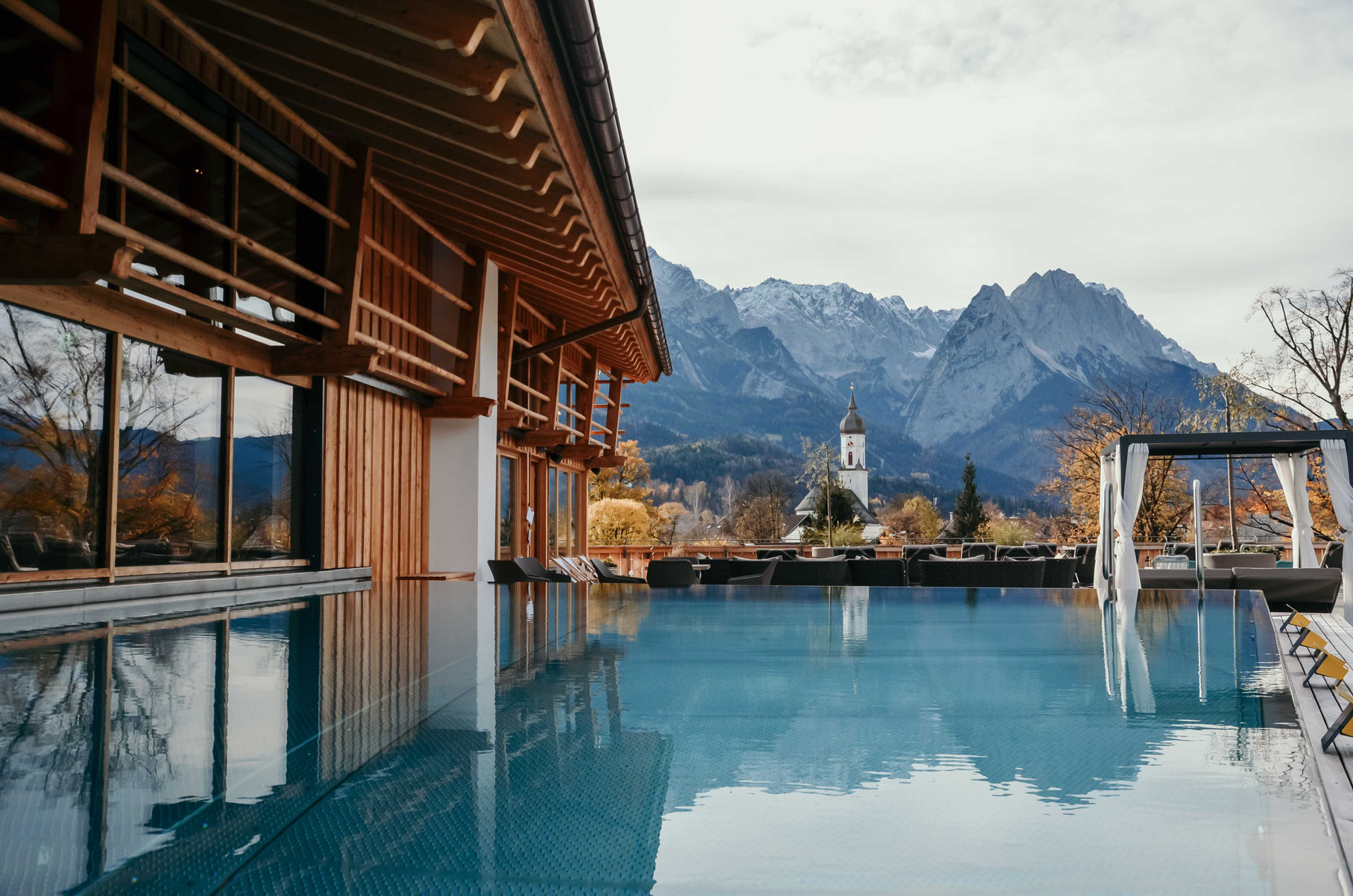 Infinity pool with views of the Zugspitze at Werdenfelserei