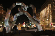 Weihnachtliche Beleuchtung; Skulptur "Baumstämme", KaDeWe und Tauentzienstrasse Berlin. Foto: Helga Karl