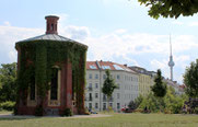 Blick auf Berlin mit Fernsehturm von der Hochebene am Wasserturm Kollwitzplatz. Foto: Helga Karl