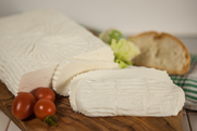 maremma misto mucca pecora formaggio caseificio toscano toscana spadi follonica forma intera tavolo tavola idea italiano origine latte italia baccellone fresco vacca bovino