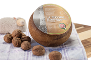 maremma pecora formaggio pecorino caseificio toscano toscana spadi follonica forma intera crosta rossa rosso italiano origine latte italia stagionato modo antico