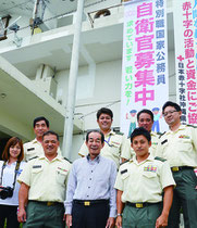 竹富町役場に自衛官募集の懸垂幕が設置された=16日午後、町役場