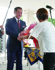 市職員から花束を受け取る佐喜真淳氏=17日夕、宜野湾市役所
