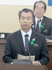 施政方針演説を行った川満栄長町長=7日午後、町議場